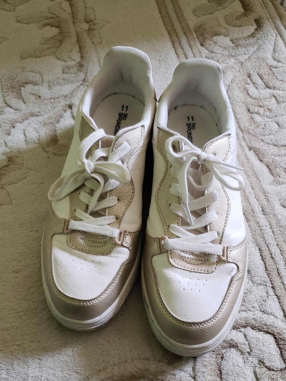No Boundaries Women's Casual Lace-Up Low Court Sneakers W Metallic Gold Trim-EUC